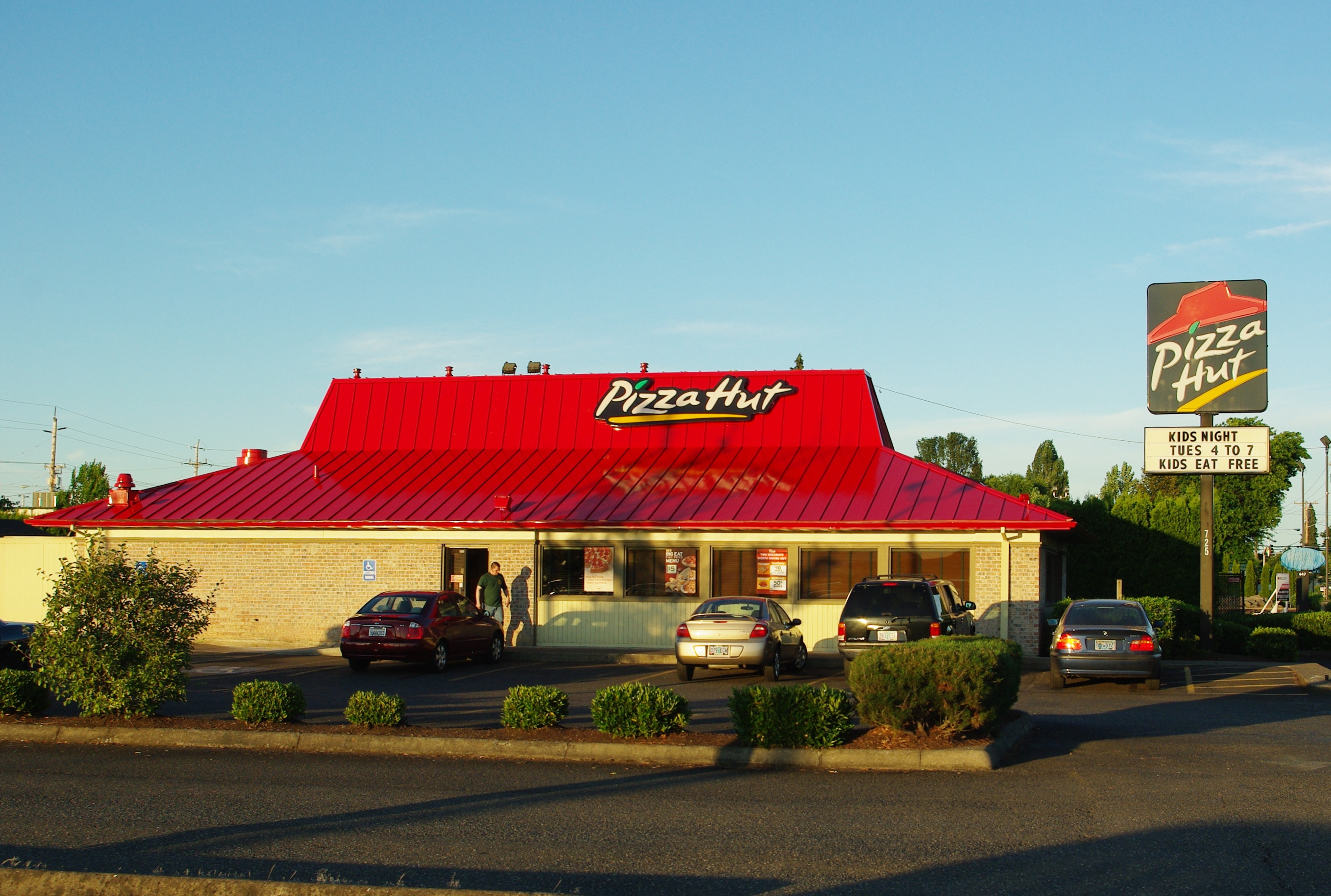Pizza Hut Parent Stock Gains On Strong Q2 Earnings, Solid Same-Store Sales Growth