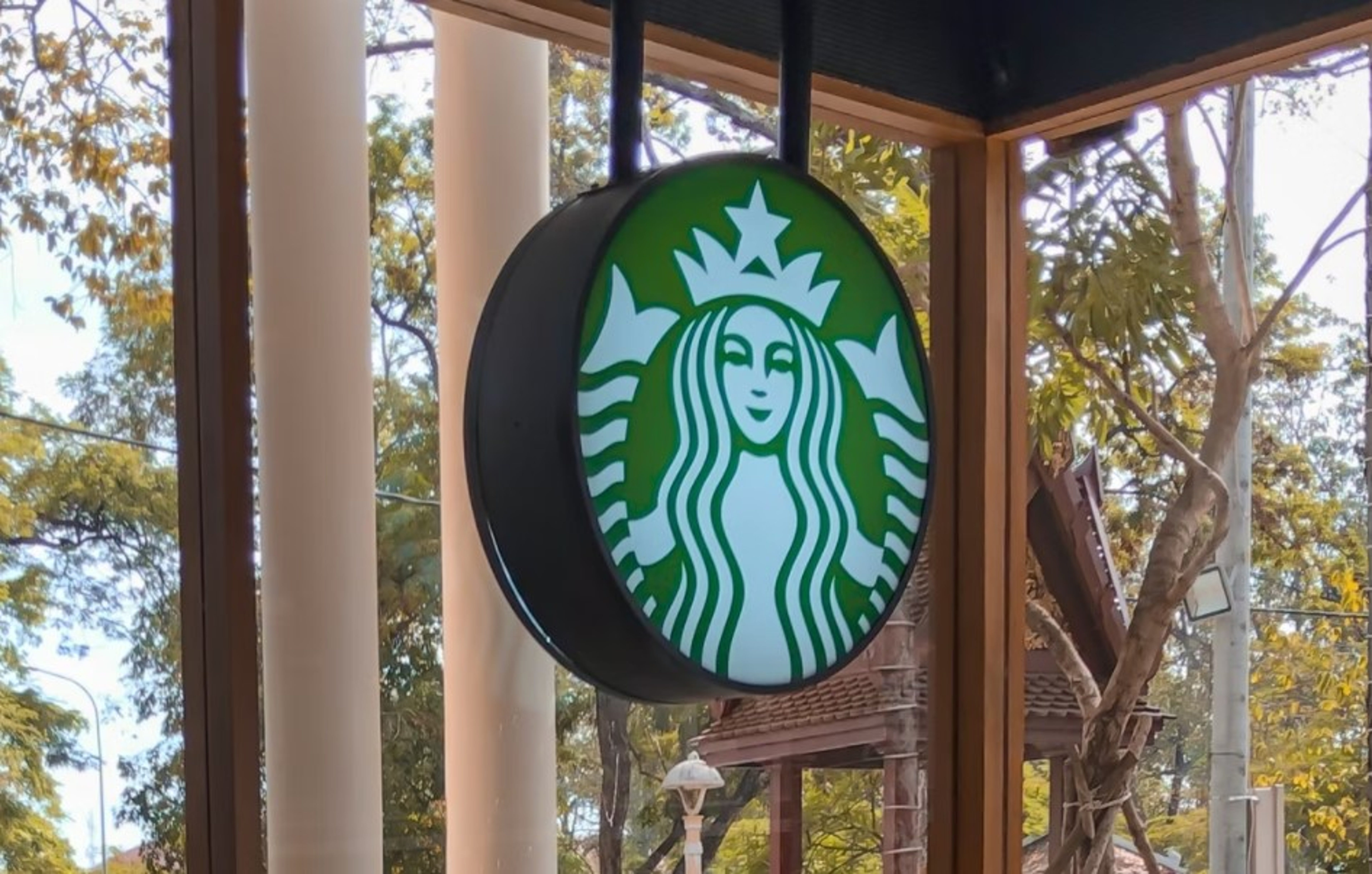 Starbucks Stock Slumps After Q1 Earnings: 5 Top Analysts React To Rising Costs, Guidance Cut