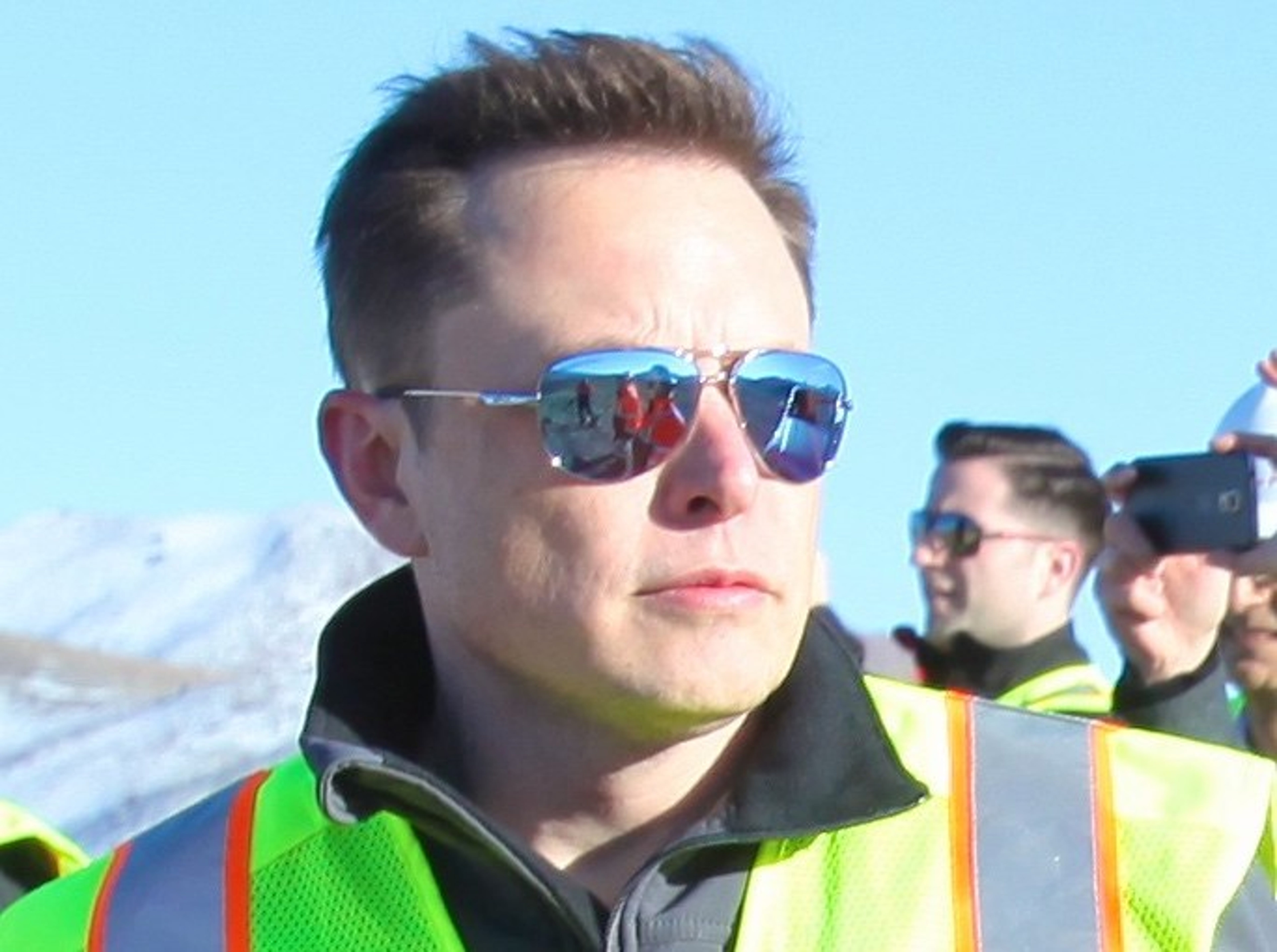 Elon Musk Ships Tesla Powerwalls To Ukraine For Ambulant Clinics, Draws Praise From Vice Premier