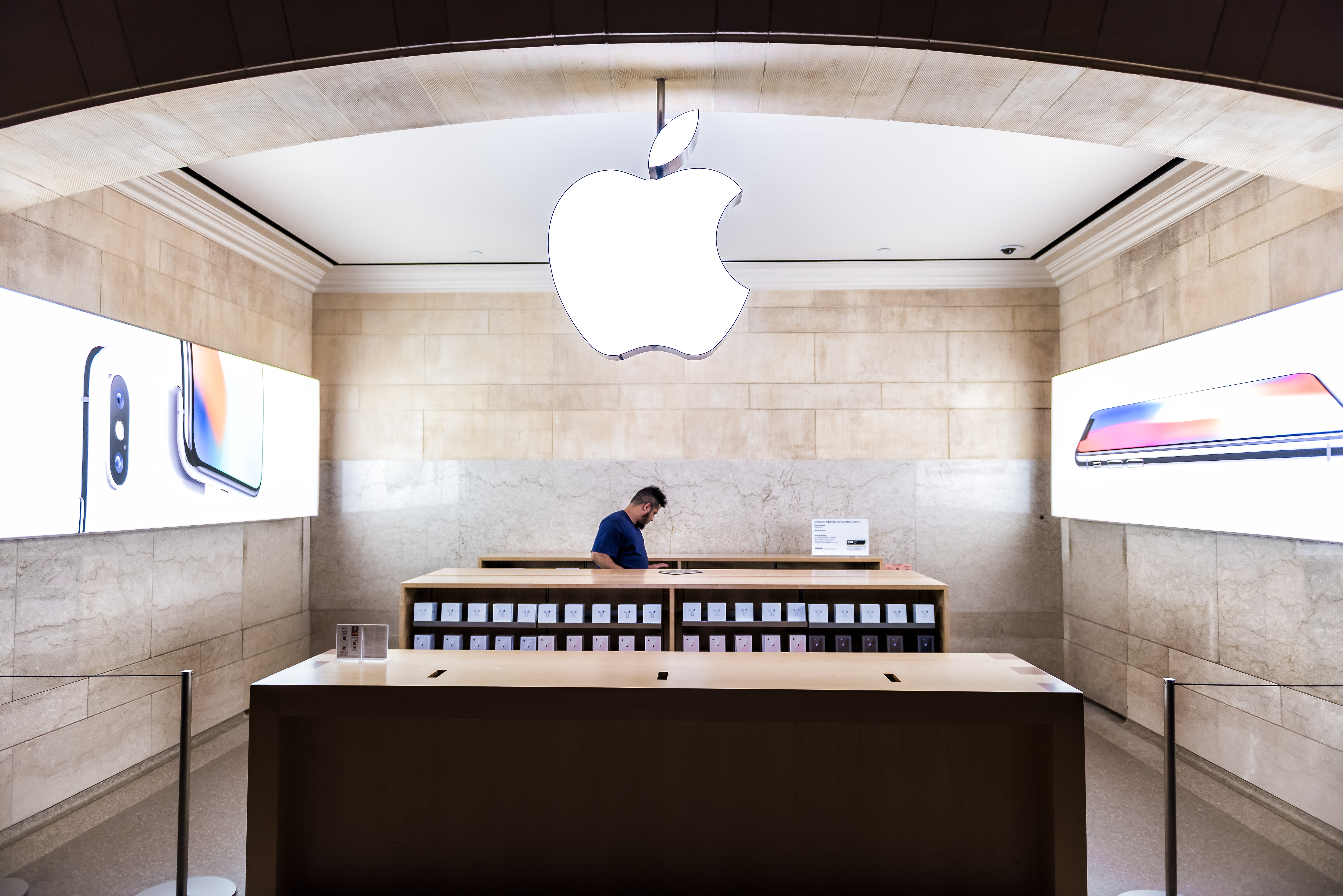 Apple Gives 10% Hike To Store Workers Amid Hot Inflation, Unionization Drive