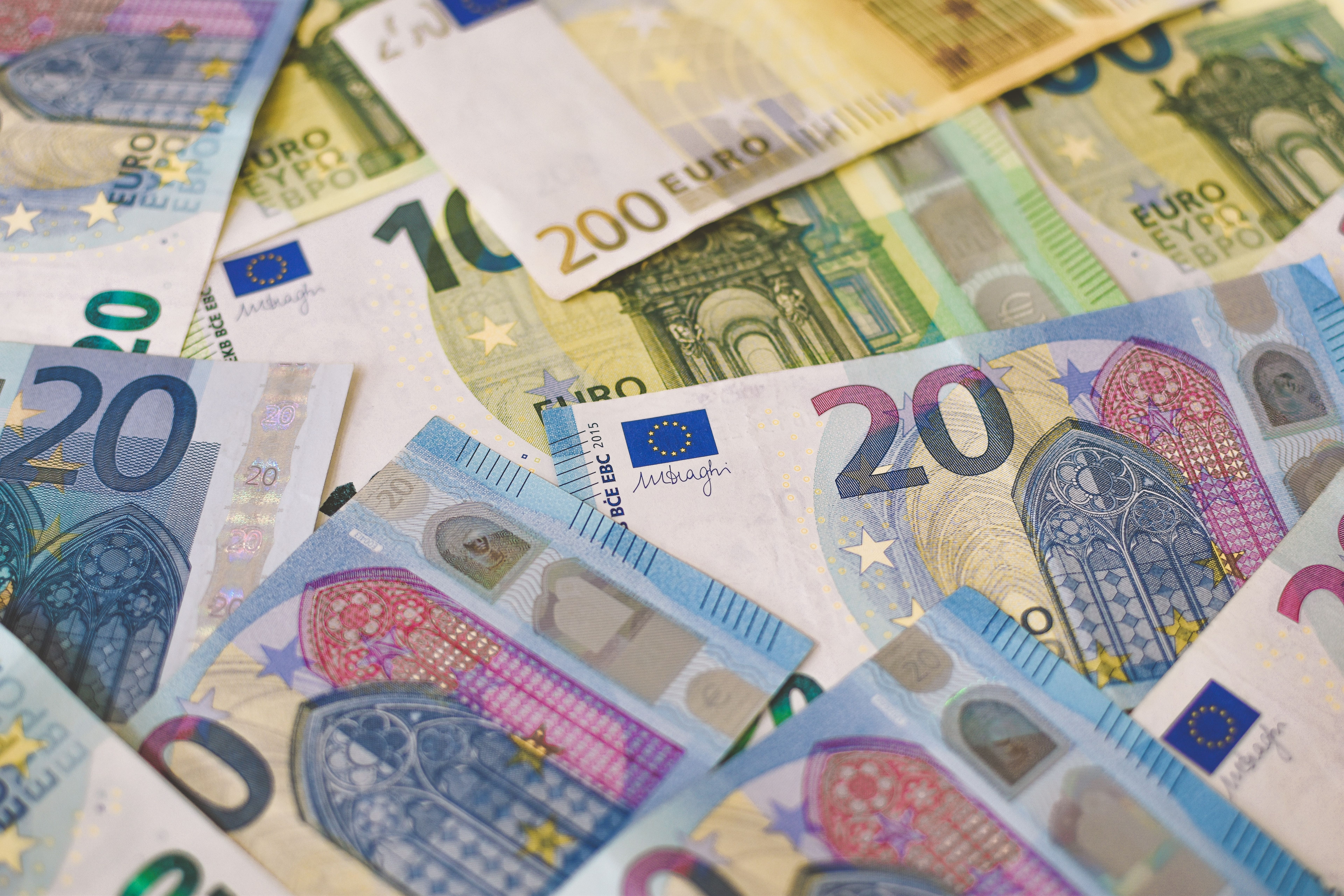 Euro Value Drops Again Amid Recession Concerns Across US And Other Leading Economies