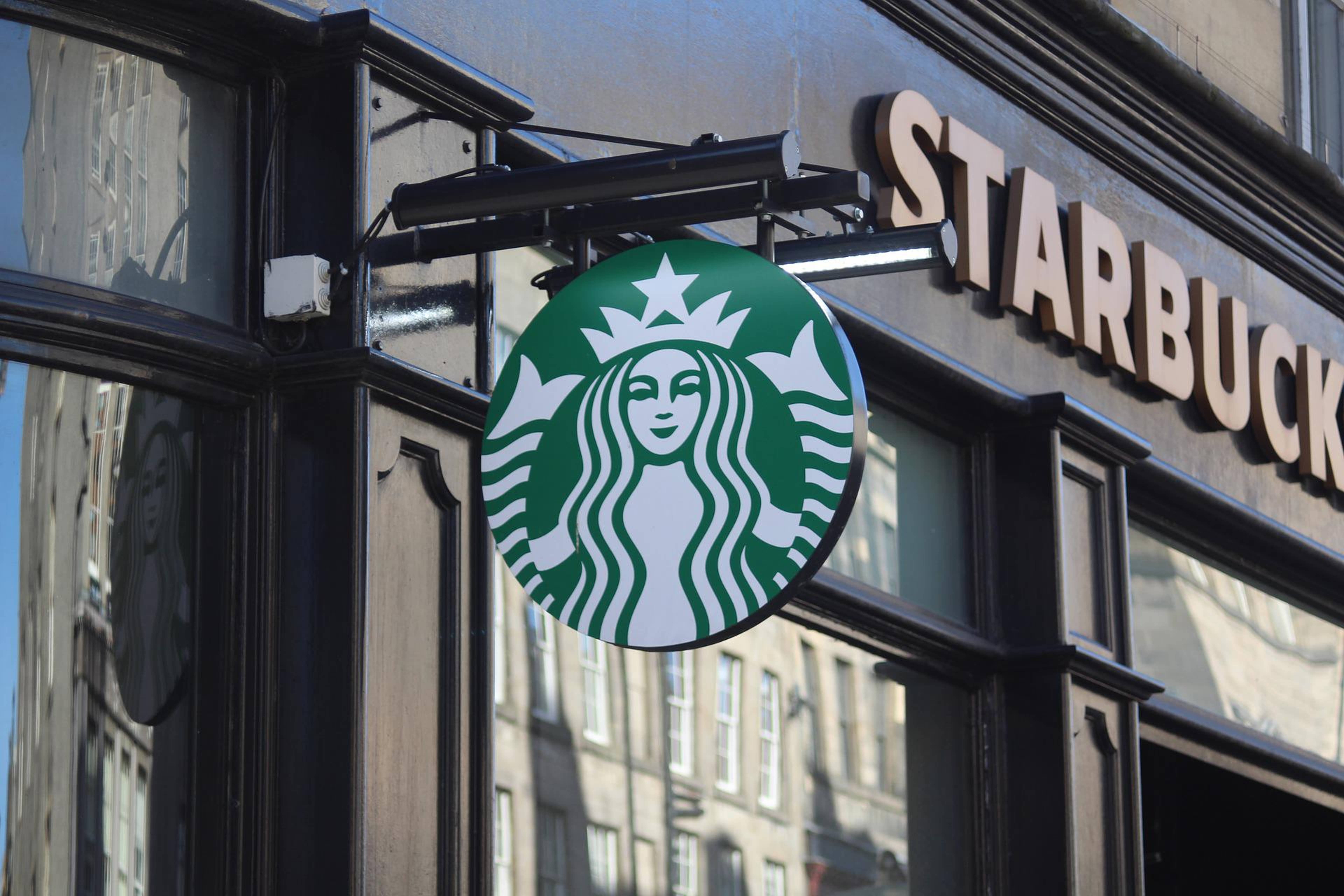 Starbucks Q3 Earnings Brew: Revenue And Earnings Beat, Global Comps Jump 3% Despite China Lockdowns