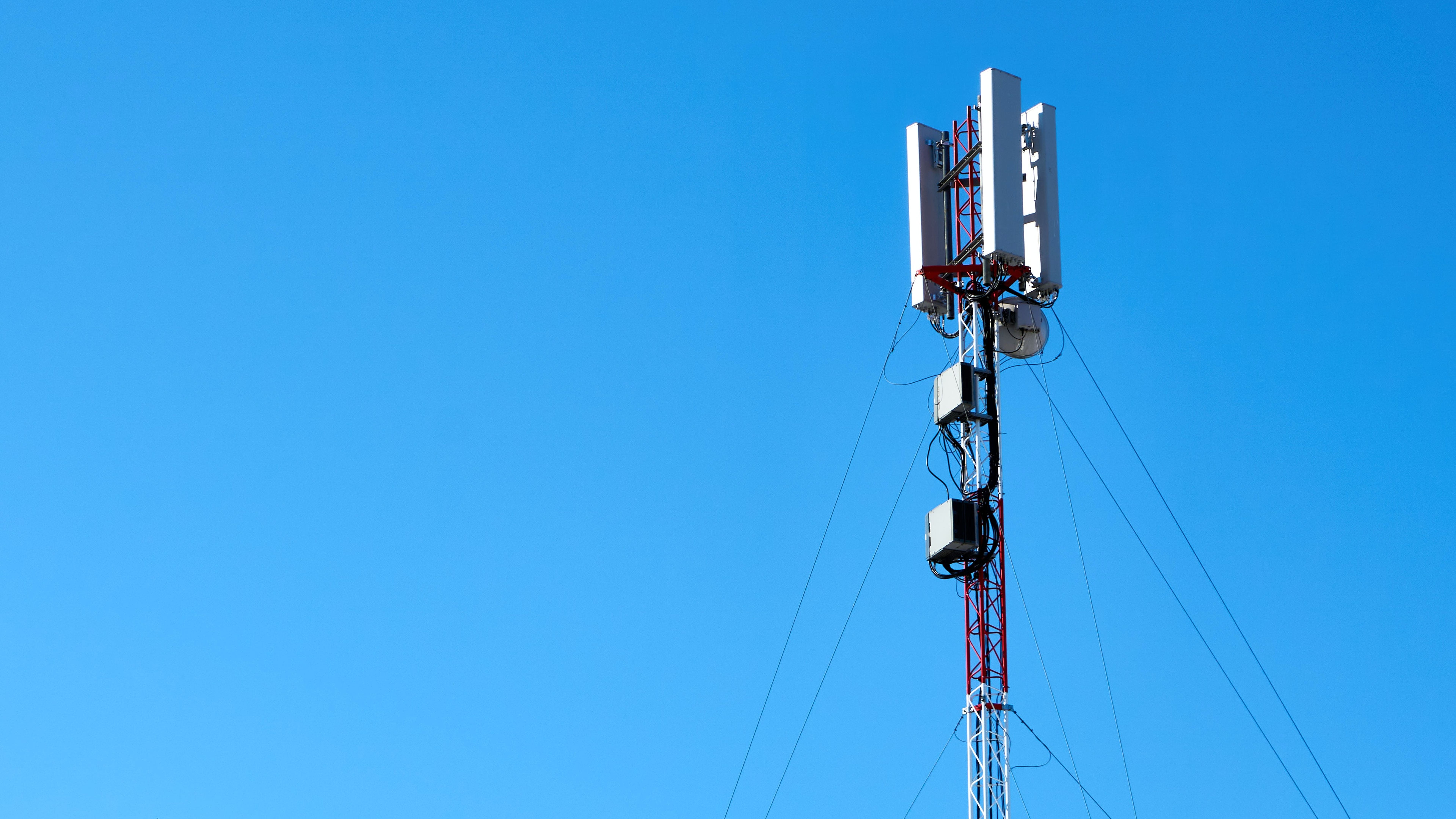 2 Cell Tower REITs With Above-Average Yields: A Great Buy During Coveted Fed Pivot?