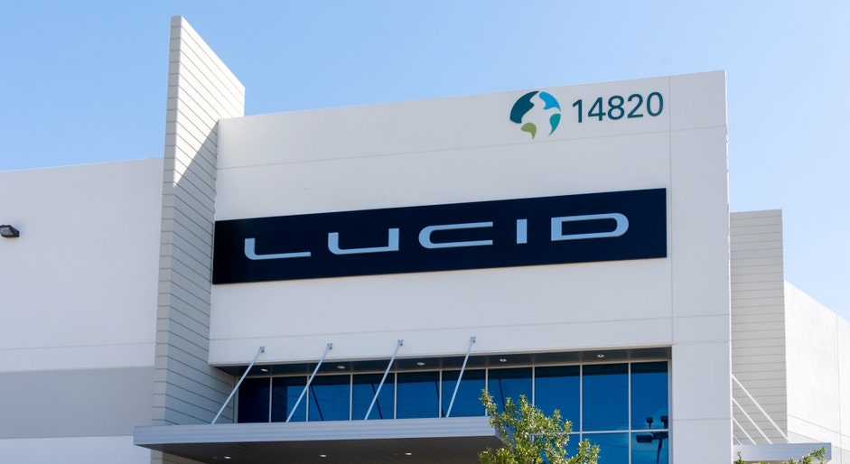 Dimentica il sorpasso di Lucid su Tesla, l’azienda potrebbe essere in rotta di collisione