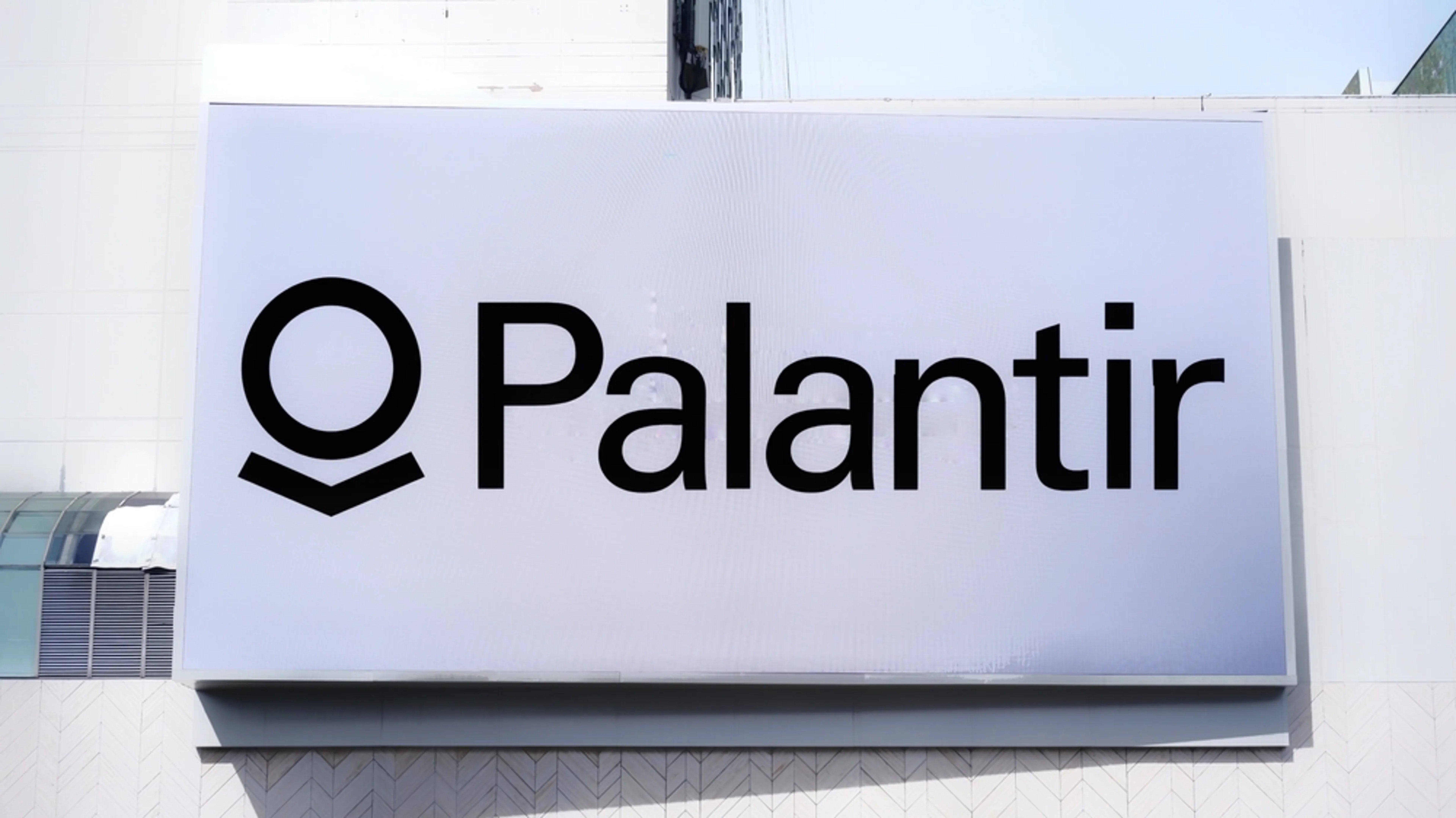 Palantir Treks North Following Break Of Bull Flag: Where To Watch For The Pullback