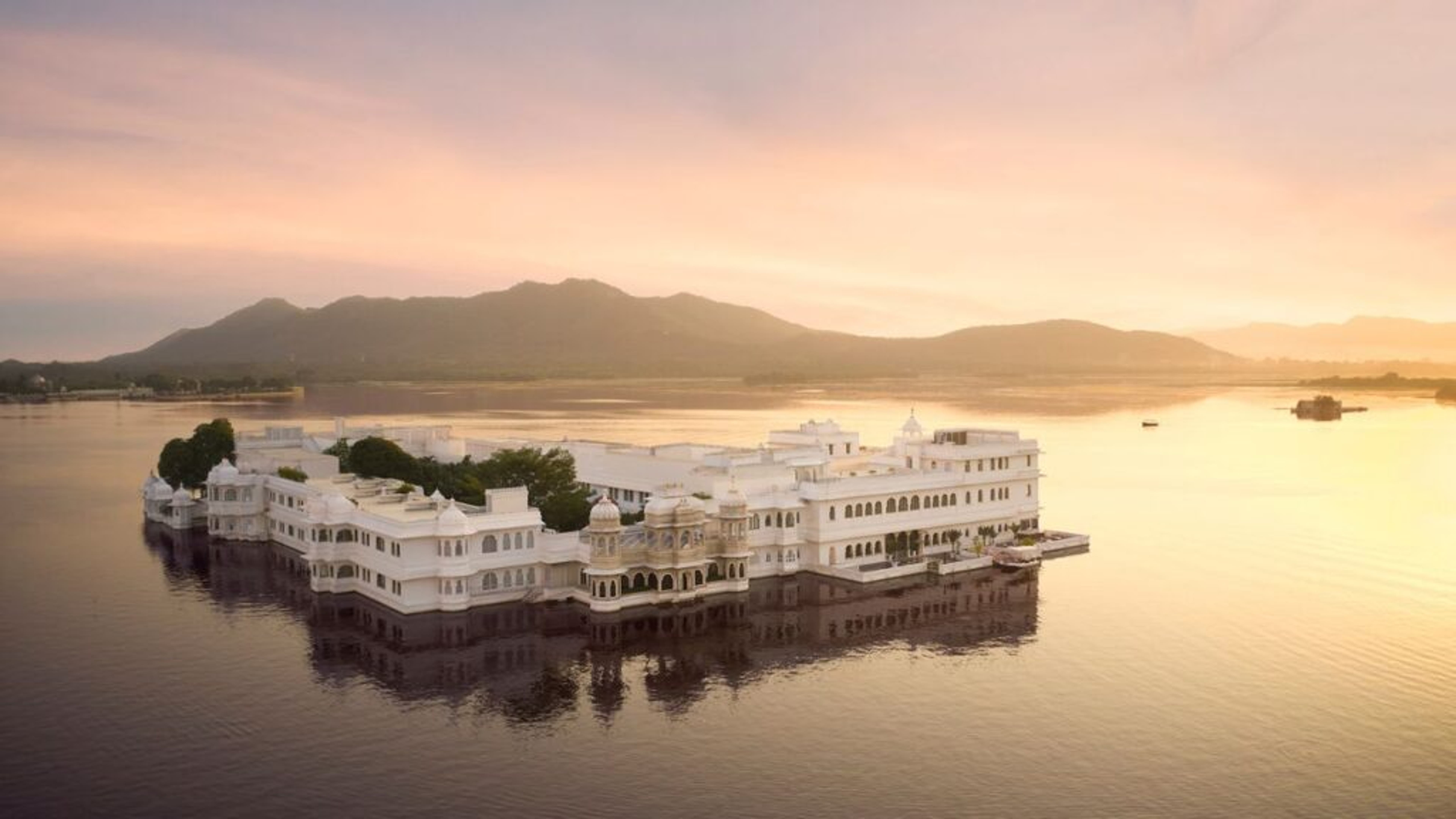 Live Like Bond: A Stay At The Floating Palace From &#39;Octopussy&#39;