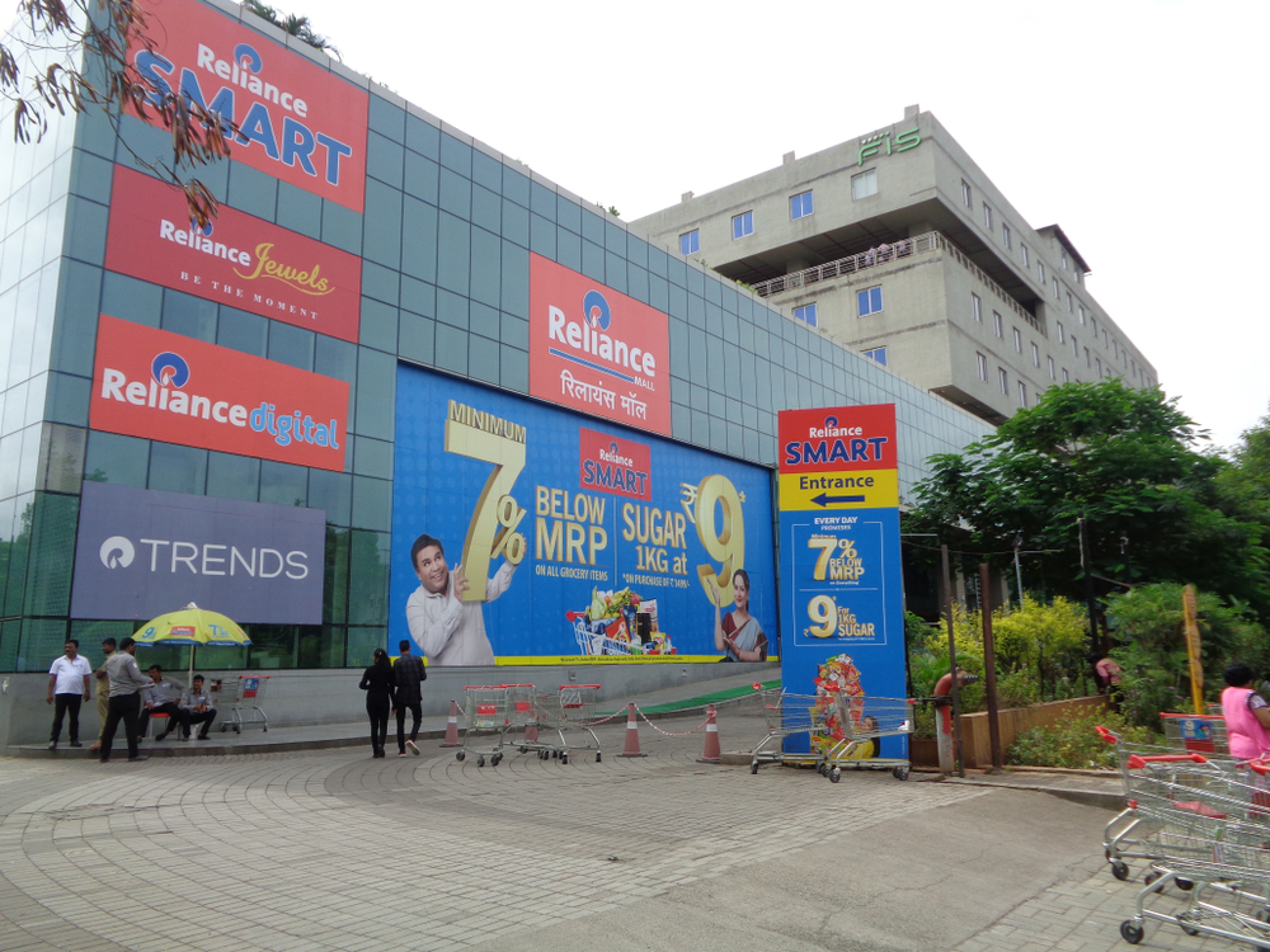 Reliance Retail Eyes Another $2.5 Billion Fundraise By Month-End
