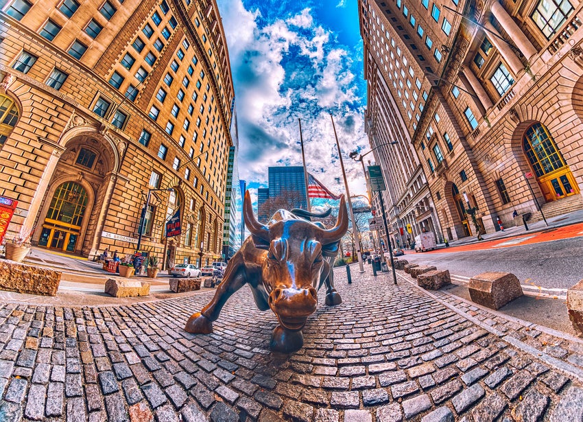 Charging,Bull,Is,A,Bronze,Sculpture,That,Stands,On,Broadway,