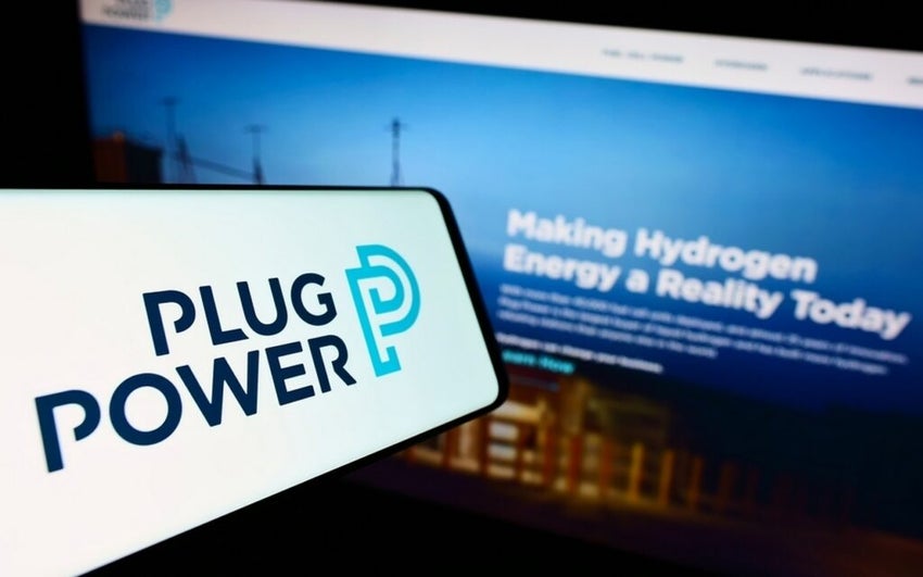 Smartphone with logo of US hydrogen fuel cell company Plug Power Inc on screen in front of website