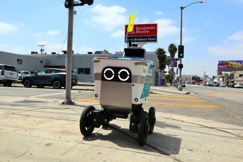 Serve Robotics delivery robot on the way to deliver food to the customer.